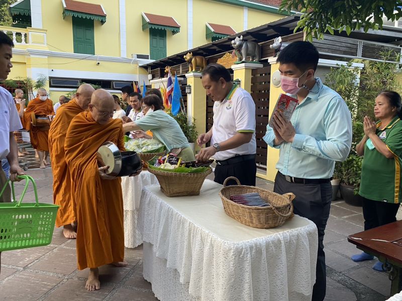 กิจกรรมทำบุญตักบาตรในช่วงเช้า ณ วัดเทพศิรินทราวาส