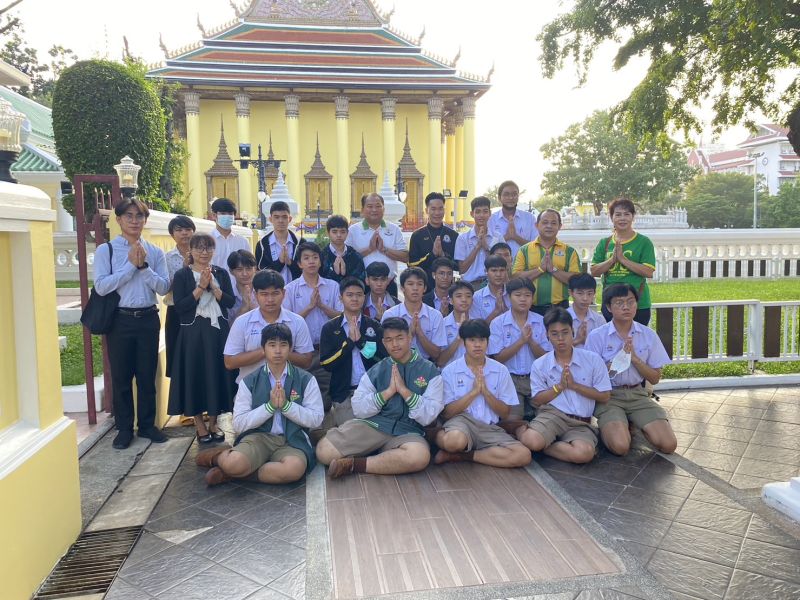 กิจกรรมทำบุญตักบาตรในช่วงเช้า ณ วัดเทพศิรินทราวาส