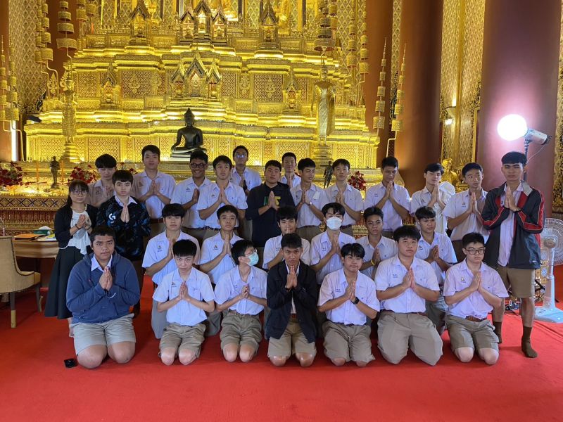 กิจกรรมทำบุญตักบาตรในช่วงเช้า ณ วัดเทพศิรินทราวาส