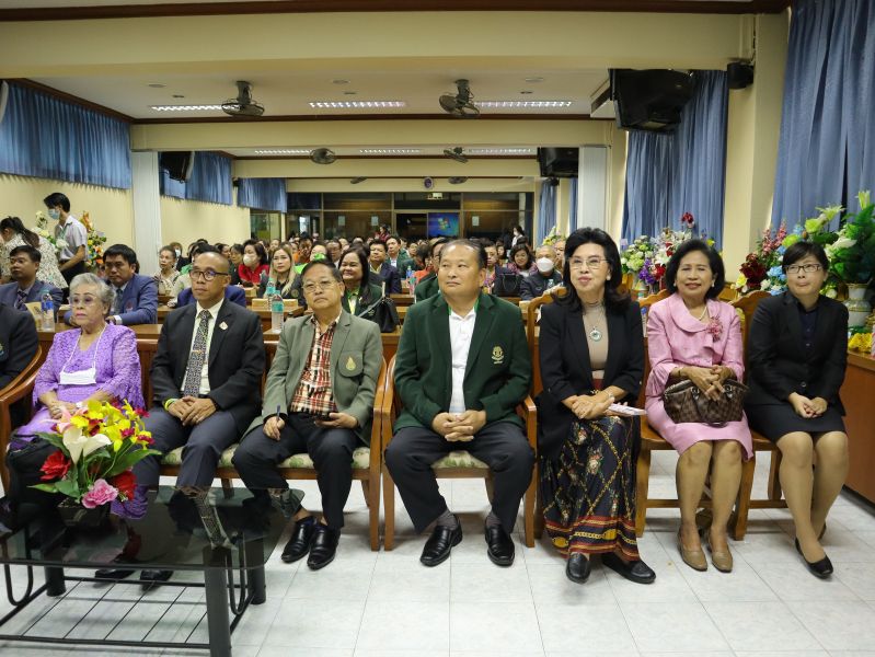 คณะผู้บริหาร คณะครู และบุคลากรทางศึกษา พร้อมทั้งตัวแทนนักเรียน ร่วมแสดงความยินดีกับ นายกำพล วิลยาลัย และ นางสาววิศิษฐ์ศรี โตศุกลวรรณ์ เนื่องในโอกาสเข้ารับตำแหน่ง ผู้บริหาร โรงเรียนธนบุรีวรเทพีพลารักษ์