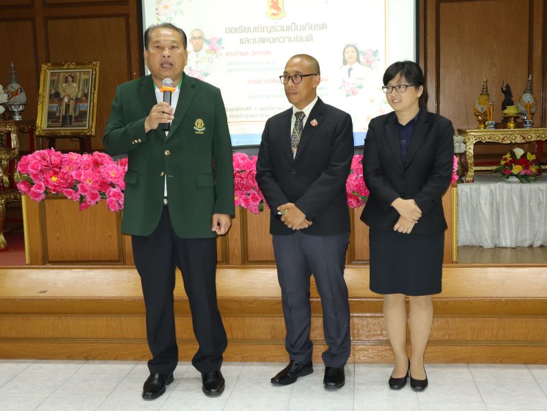 คณะผู้บริหาร คณะครู และบุคลากรทางศึกษา พร้อมทั้งตัวแทนนักเรียน ร่วมแสดงความยินดีกับ นายกำพล วิลยาลัย และ นางสาววิศิษฐ์ศรี โตศุกลวรรณ์ เนื่องในโอกาสเข้ารับตำแหน่ง ผู้บริหาร โรงเรียนธนบุรีวรเทพีพลารักษ์