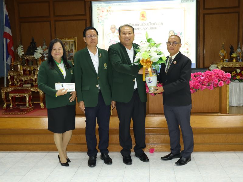 คณะผู้บริหาร คณะครู และบุคลากรทางศึกษา พร้อมทั้งตัวแทนนักเรียน ร่วมแสดงความยินดีกับ นายกำพล วิลยาลัย และ นางสาววิศิษฐ์ศรี โตศุกลวรรณ์ เนื่องในโอกาสเข้ารับตำแหน่ง ผู้บริหาร โรงเรียนธนบุรีวรเทพีพลารักษ์