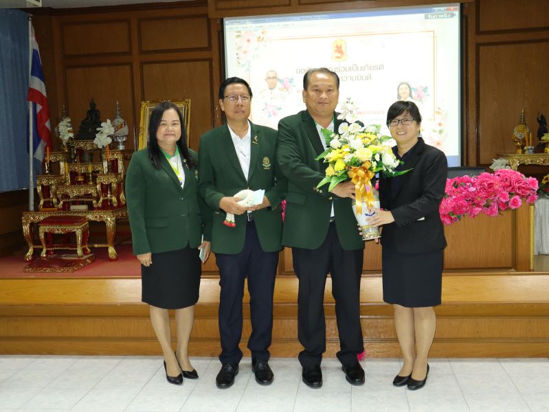 คณะผู้บริหาร คณะครู และบุคลากรทางศึกษา พร้อมทั้งตัวแทนนักเรียน ร่วมแสดงความยินดีกับ นายกำพล วิลยาลัย และ นางสาววิศิษฐ์ศรี โตศุกลวรรณ์ เนื่องในโอกาสเข้ารับตำแหน่ง ผู้บริหาร โรงเรียนธนบุรีวรเทพีพลารักษ์