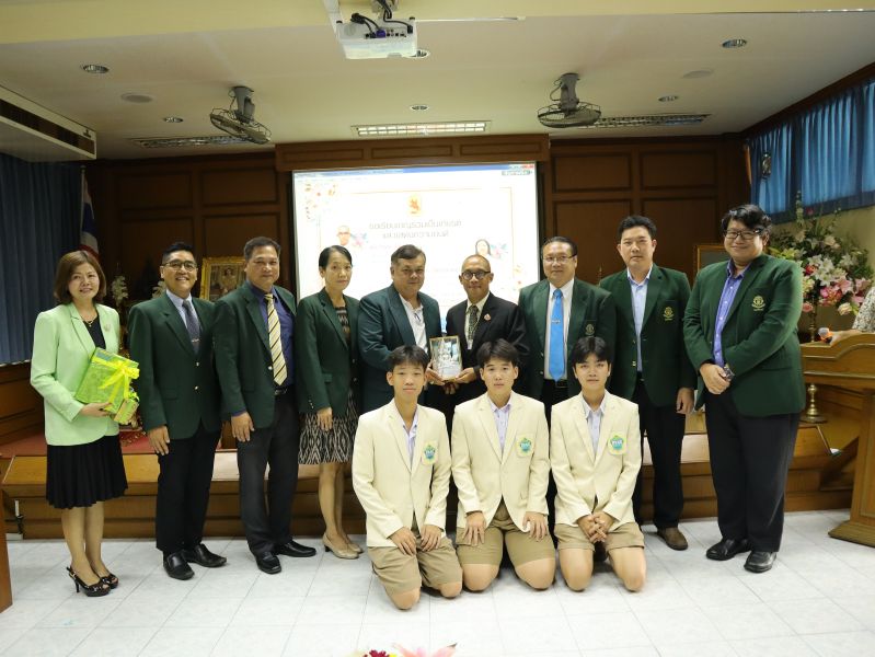คณะผู้บริหาร คณะครู และบุคลากรทางศึกษา พร้อมทั้งตัวแทนนักเรียน ร่วมแสดงความยินดีกับ นายกำพล วิลยาลัย และ นางสาววิศิษฐ์ศรี โตศุกลวรรณ์ เนื่องในโอกาสเข้ารับตำแหน่ง ผู้บริหาร โรงเรียนธนบุรีวรเทพีพลารักษ์