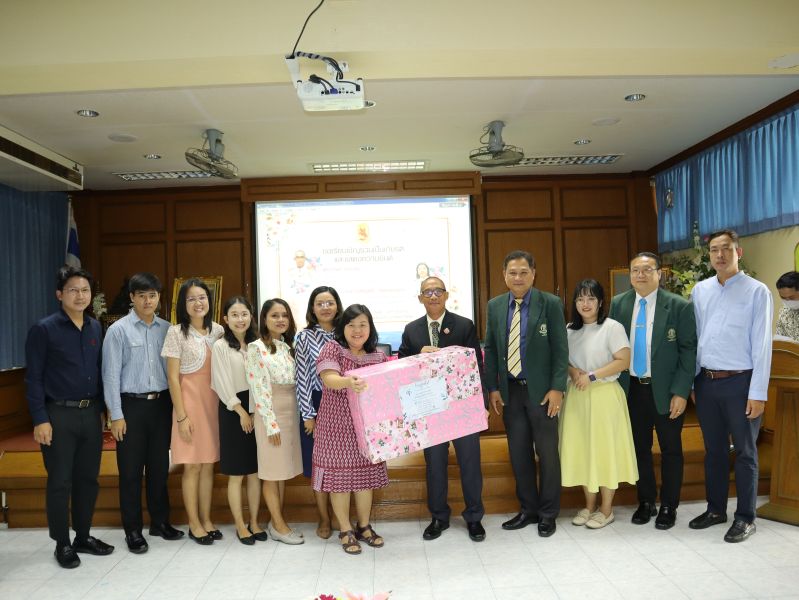 คณะผู้บริหาร คณะครู และบุคลากรทางศึกษา พร้อมทั้งตัวแทนนักเรียน ร่วมแสดงความยินดีกับ นายกำพล วิลยาลัย และ นางสาววิศิษฐ์ศรี โตศุกลวรรณ์ เนื่องในโอกาสเข้ารับตำแหน่ง ผู้บริหาร โรงเรียนธนบุรีวรเทพีพลารักษ์