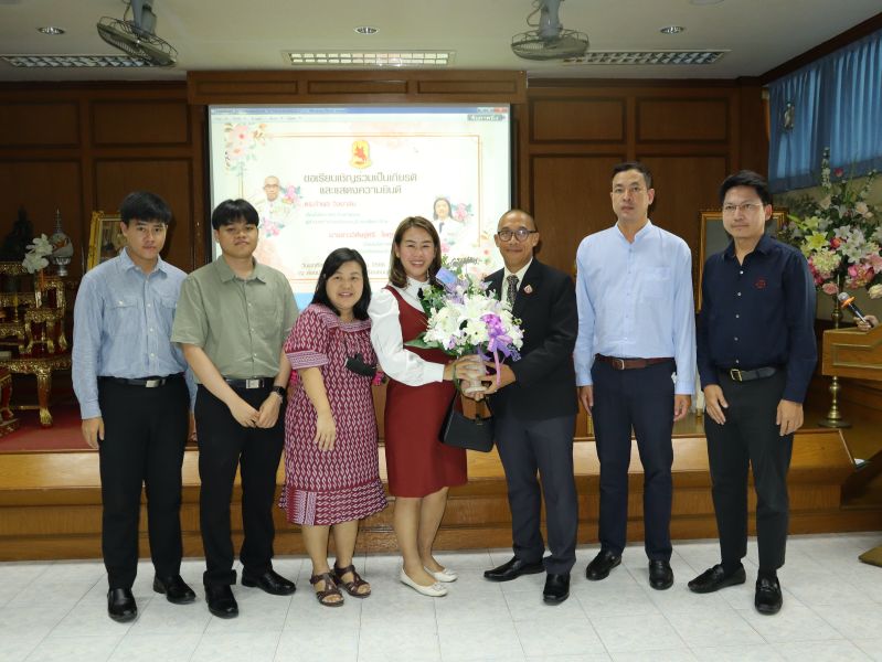 คณะผู้บริหาร คณะครู และบุคลากรทางศึกษา พร้อมทั้งตัวแทนนักเรียน ร่วมแสดงความยินดีกับ นายกำพล วิลยาลัย และ นางสาววิศิษฐ์ศรี โตศุกลวรรณ์ เนื่องในโอกาสเข้ารับตำแหน่ง ผู้บริหาร โรงเรียนธนบุรีวรเทพีพลารักษ์