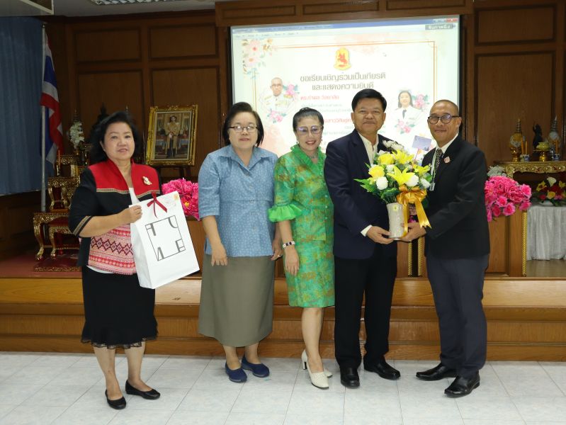 คณะผู้บริหาร คณะครู และบุคลากรทางศึกษา พร้อมทั้งตัวแทนนักเรียน ร่วมแสดงความยินดีกับ นายกำพล วิลยาลัย และ นางสาววิศิษฐ์ศรี โตศุกลวรรณ์ เนื่องในโอกาสเข้ารับตำแหน่ง ผู้บริหาร โรงเรียนธนบุรีวรเทพีพลารักษ์