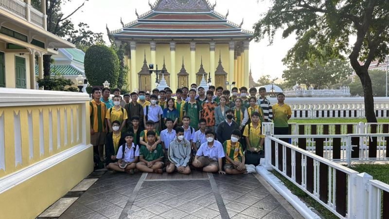 กิจกรรมทำบุญตักบาตรในช่วงเช้า ณ วัดเทพศิรินทราวาส