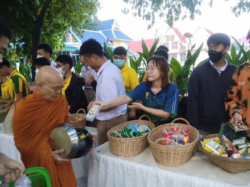 กิจกรรมทำบุญตักบาตรในช่วงเช้า ณ วัดเทพศิรินทราวาส