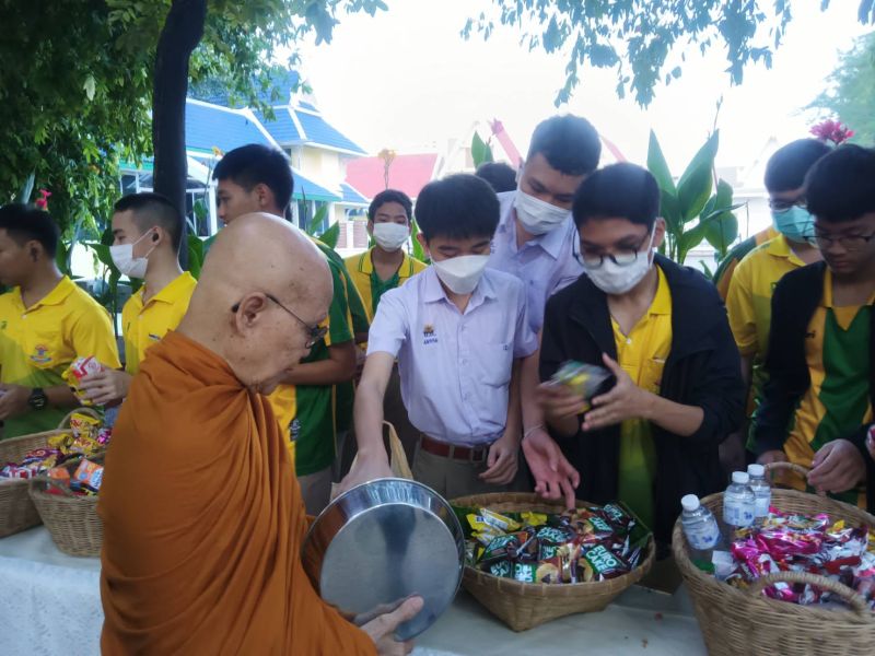 กิจกรรมทำบุญตักบาตรในช่วงเช้า ณ วัดเทพศิรินทราวาส