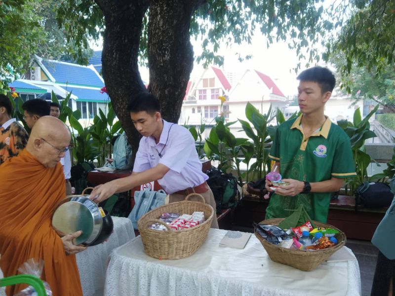 กิจกรรมทำบุญตักบาตรในช่วงเช้า ณ วัดเทพศิรินทราวาส
