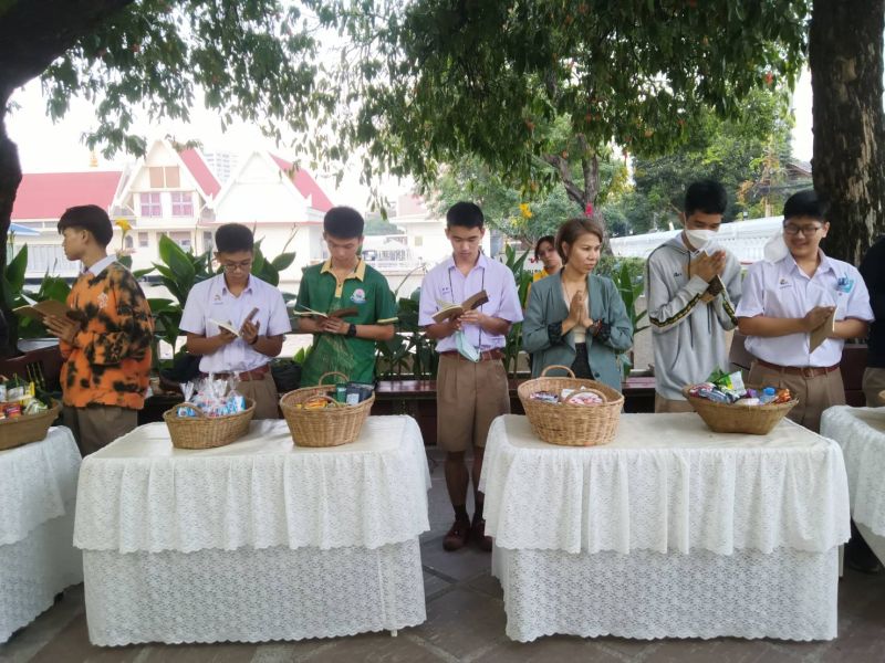 กิจกรรมทำบุญตักบาตรในช่วงเช้า ณ วัดเทพศิรินทราวาส