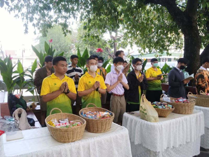 กิจกรรมทำบุญตักบาตรในช่วงเช้า ณ วัดเทพศิรินทราวาส
