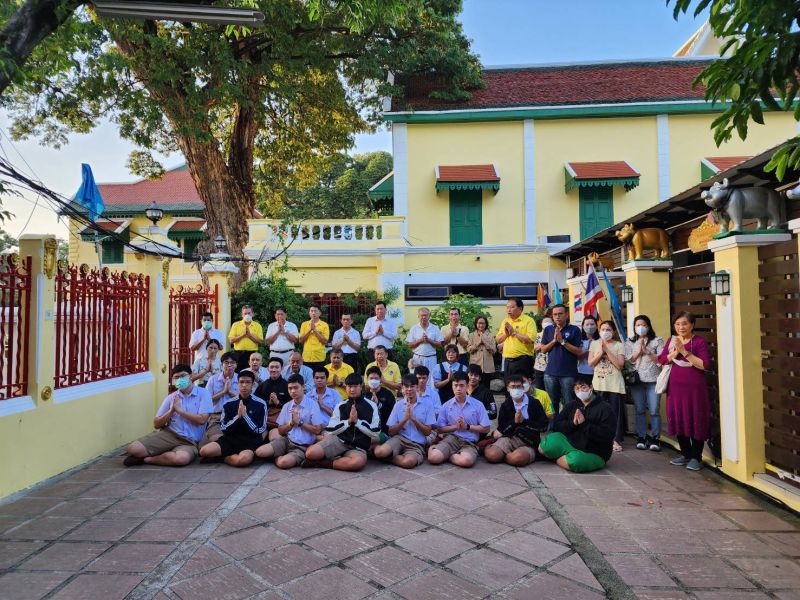 กิจกรรมทำบุญตักบาตรในช่วงเช้า ณ วัดเทพศิรินทราวาส