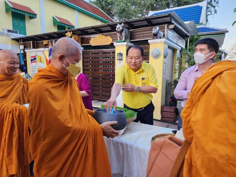 กิจกรรมทำบุญตักบาตรในช่วงเช้า ณ วัดเทพศิรินทราวาส