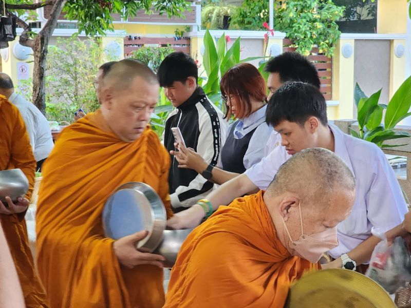 กิจกรรมทำบุญตักบาตรในช่วงเช้า ณ วัดเทพศิรินทราวาส
