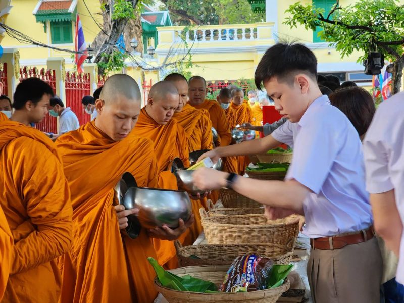 กิจกรรมทำบุญตักบาตรในช่วงเช้า ณ วัดเทพศิรินทราวาส