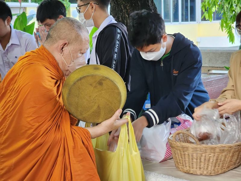 กิจกรรมทำบุญตักบาตรในช่วงเช้า ณ วัดเทพศิรินทราวาส