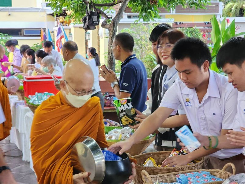 กิจกรรมทำบุญตักบาตรในช่วงเช้า ณ วัดเทพศิรินทราวาส