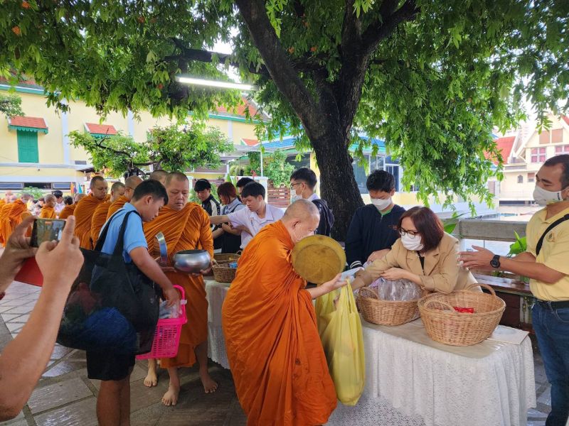 กิจกรรมทำบุญตักบาตรในช่วงเช้า ณ วัดเทพศิรินทราวาส