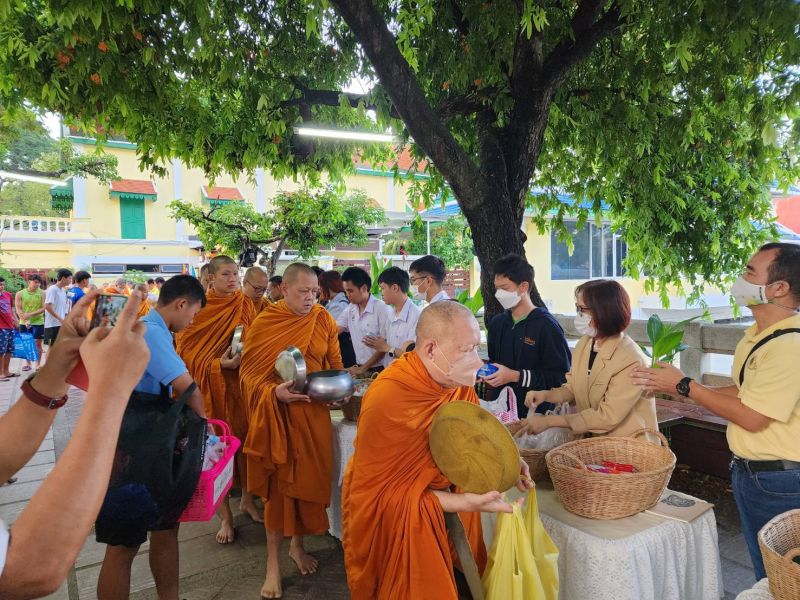 กิจกรรมทำบุญตักบาตรในช่วงเช้า ณ วัดเทพศิรินทราวาส