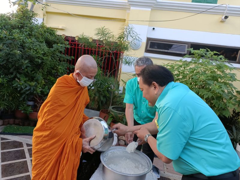 กิจกรรมทำบุญตักบาตรในช่วงเช้า ณ วัดเทพศิรินทราวาส