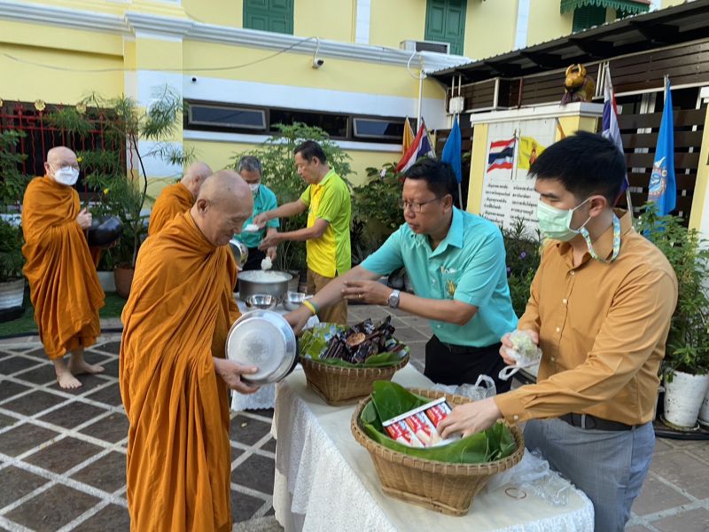 กิจกรรมทำบุญตักบาตรในช่วงเช้า ณ วัดเทพศิรินทราวาส