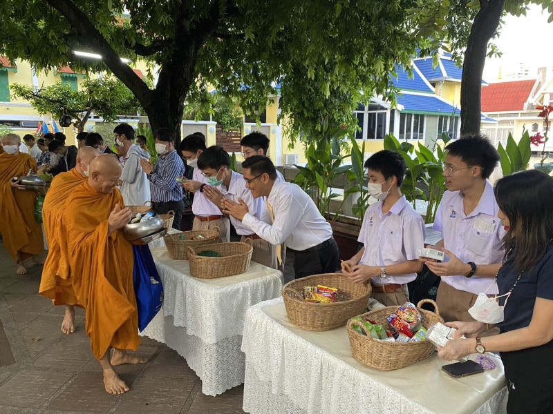 กิจกรรมทำบุญตักบาตรในช่วงเช้า ณ วัดเทพศิรินทราวาส