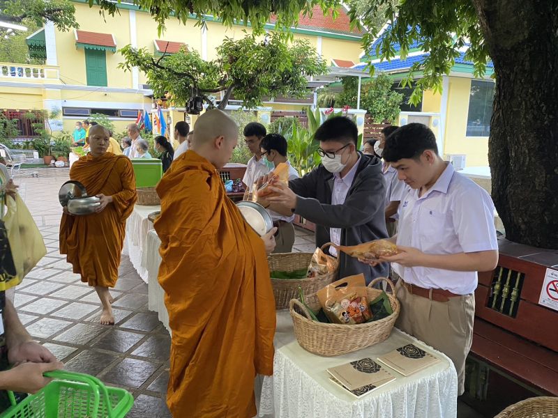 กิจกรรมทำบุญตักบาตรในช่วงเช้า ณ วัดเทพศิรินทราวาส