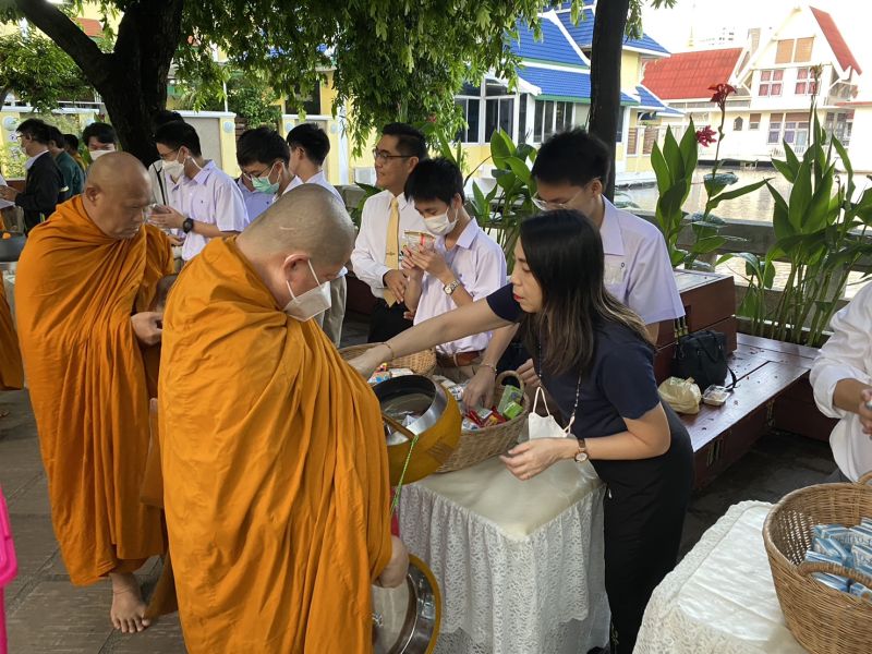 กิจกรรมทำบุญตักบาตรในช่วงเช้า ณ วัดเทพศิรินทราวาส