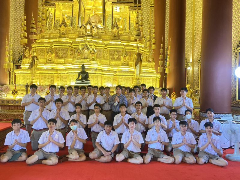 กิจกรรมทำบุญตักบาตรในช่วงเช้า ณ วัดเทพศิรินทราวาส