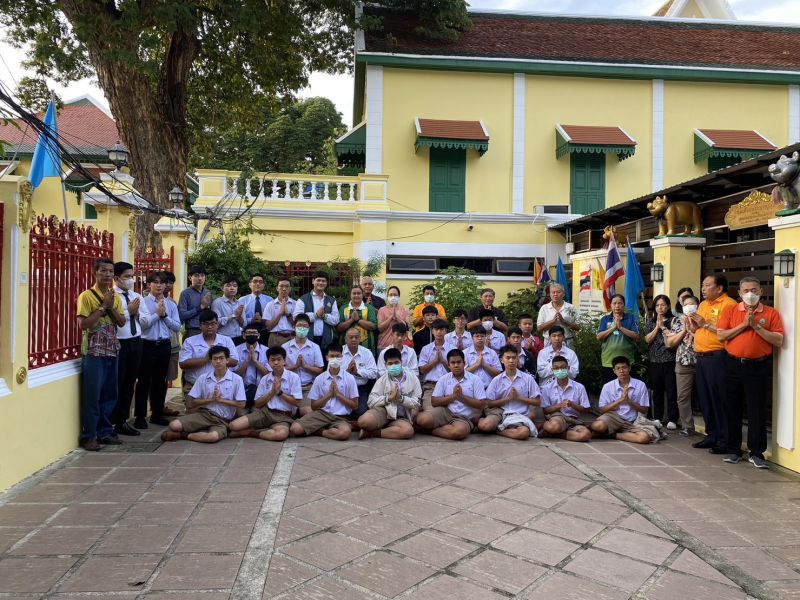 กิจกรรมทำบุญตักบาตรในช่วงเช้า ณ วัดเทพศิรินทราวาส