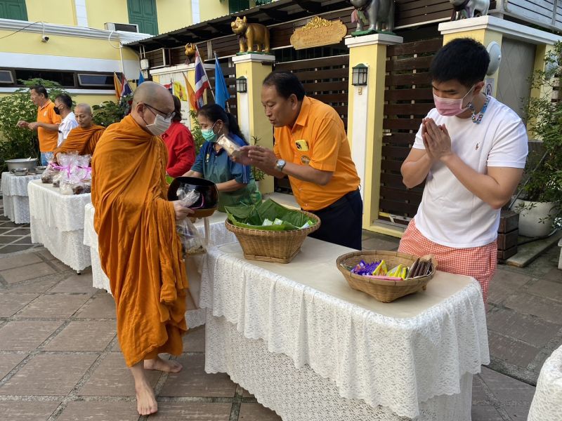 กิจกรรมทำบุญตักบาตรในช่วงเช้า ณ วัดเทพศิรินทราวาส