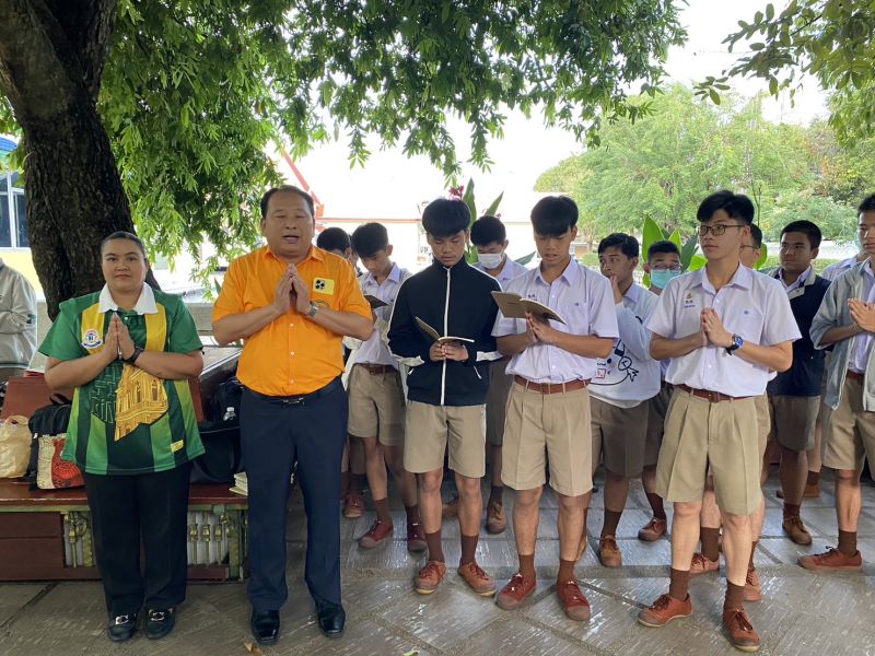 กิจกรรมทำบุญตักบาตรในช่วงเช้า ณ วัดเทพศิรินทราวาส