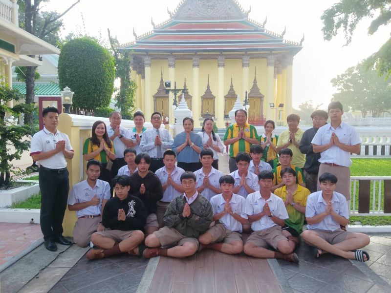 กิจกรรมทำบุญตักบาตรในช่วงเช้า ณ วัดเทพศิรินทราวาส