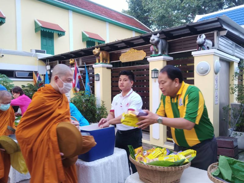 กิจกรรมทำบุญตักบาตรในช่วงเช้า ณ วัดเทพศิรินทราวาส