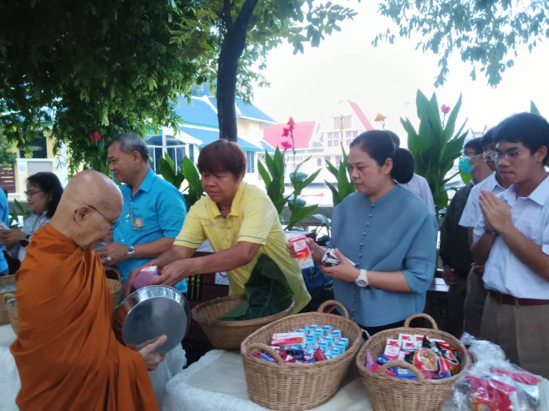 กิจกรรมทำบุญตักบาตรในช่วงเช้า ณ วัดเทพศิรินทราวาส