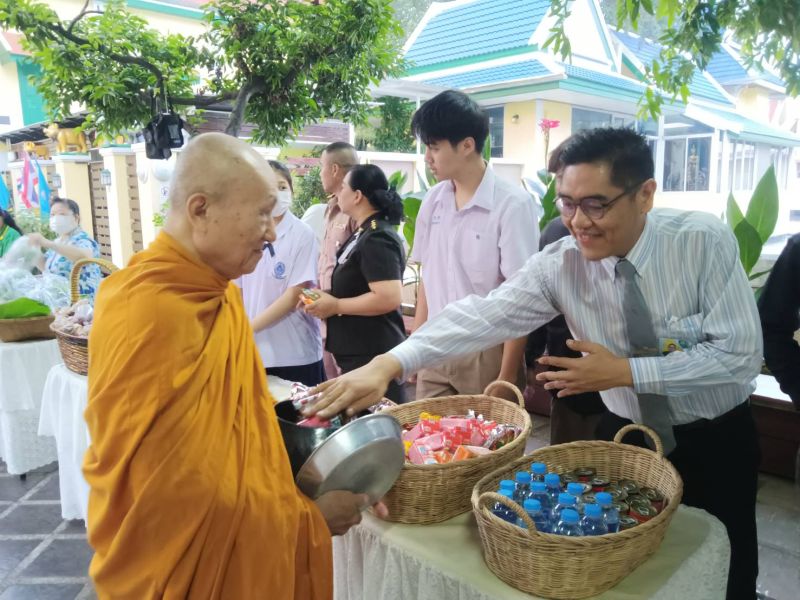 กิจกรรมทำบุญตักบาตรในช่วงเช้า ณ วัดเทพศิรินทราวาส