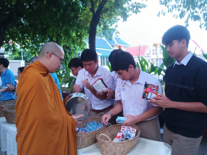 กิจกรรมทำบุญตักบาตรในช่วงเช้า ณ วัดเทพศิรินทราวาส