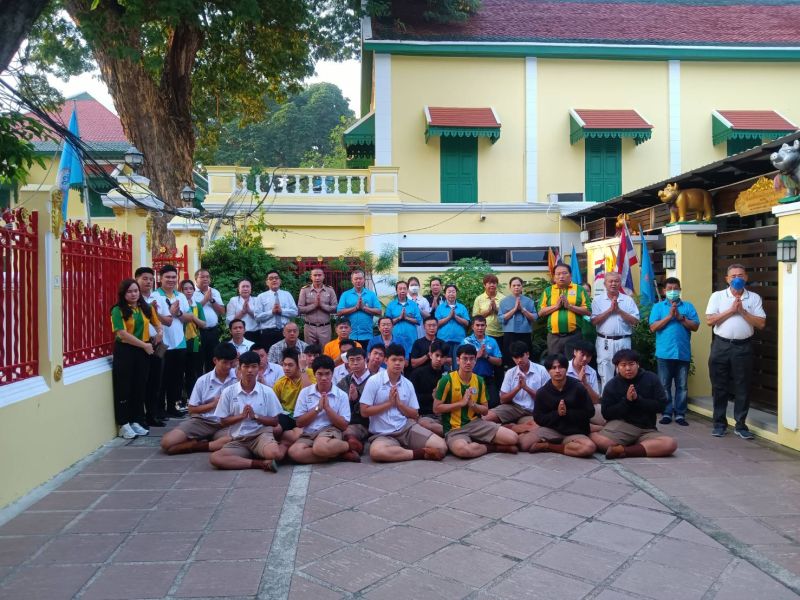 กิจกรรมทำบุญตักบาตรในช่วงเช้า ณ วัดเทพศิรินทราวาส