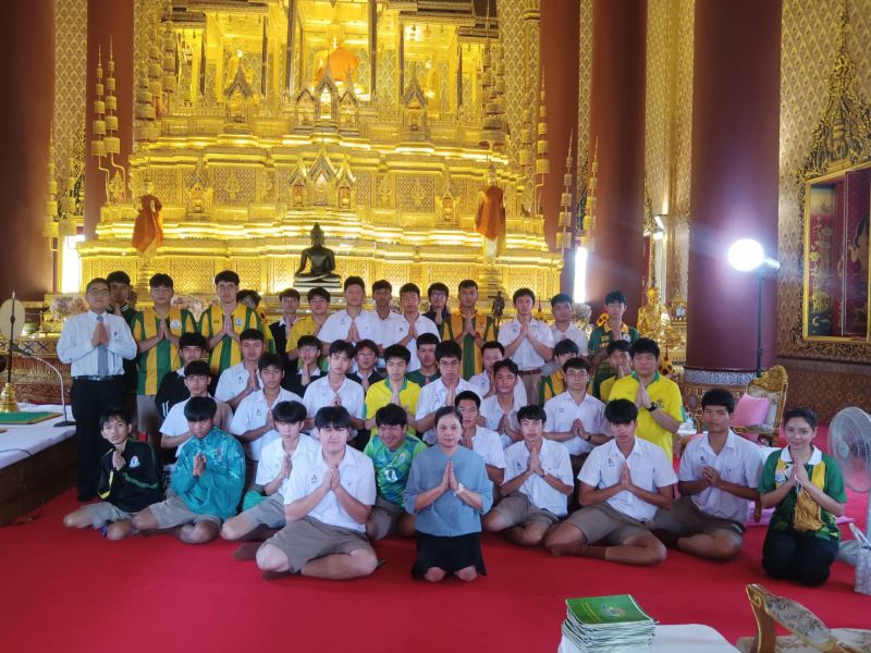 กิจกรรมทำบุญตักบาตรในช่วงเช้า ณ วัดเทพศิรินทราวาส