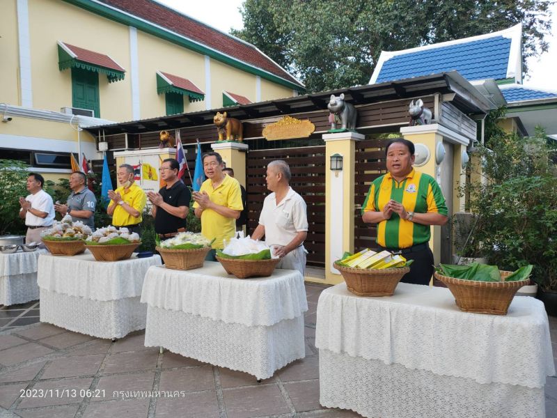 กิจกรรมทำบุญตักบาตรในช่วงเช้า ณ วัดเทพศิรินทราวาส