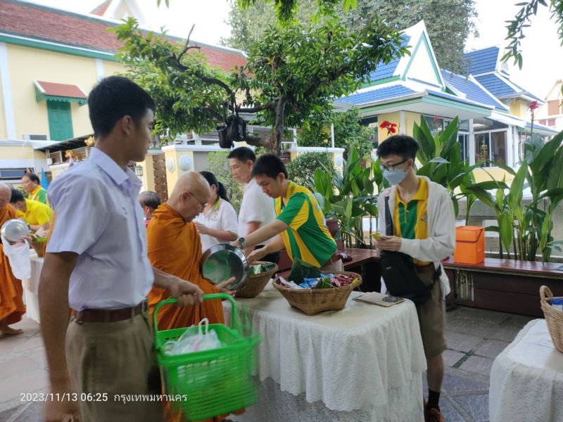 กิจกรรมทำบุญตักบาตรในช่วงเช้า ณ วัดเทพศิรินทราวาส
