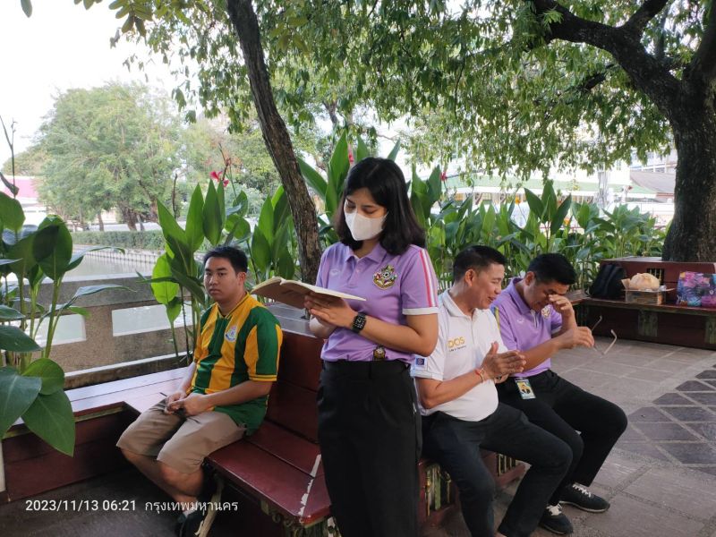 กิจกรรมทำบุญตักบาตรในช่วงเช้า ณ วัดเทพศิรินทราวาส