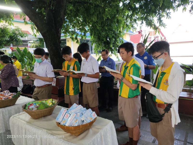 กิจกรรมทำบุญตักบาตรในช่วงเช้า ณ วัดเทพศิรินทราวาส