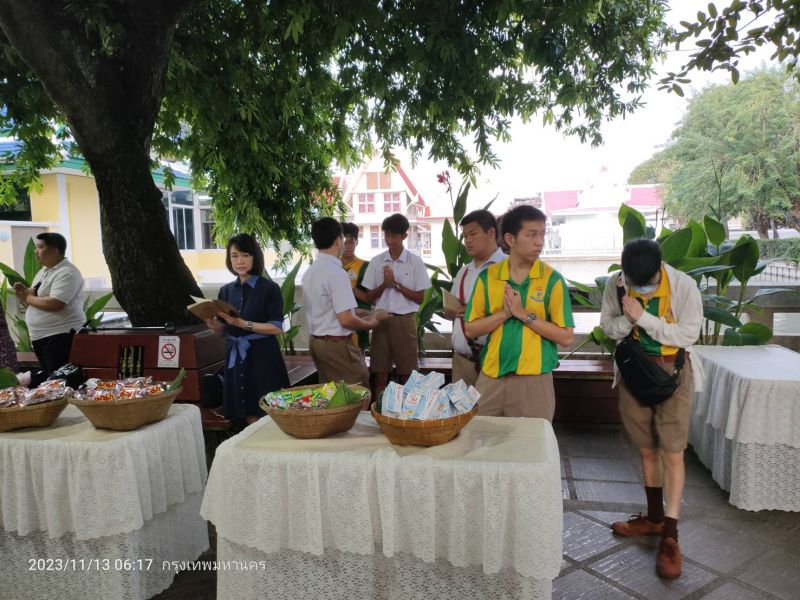 กิจกรรมทำบุญตักบาตรในช่วงเช้า ณ วัดเทพศิรินทราวาส