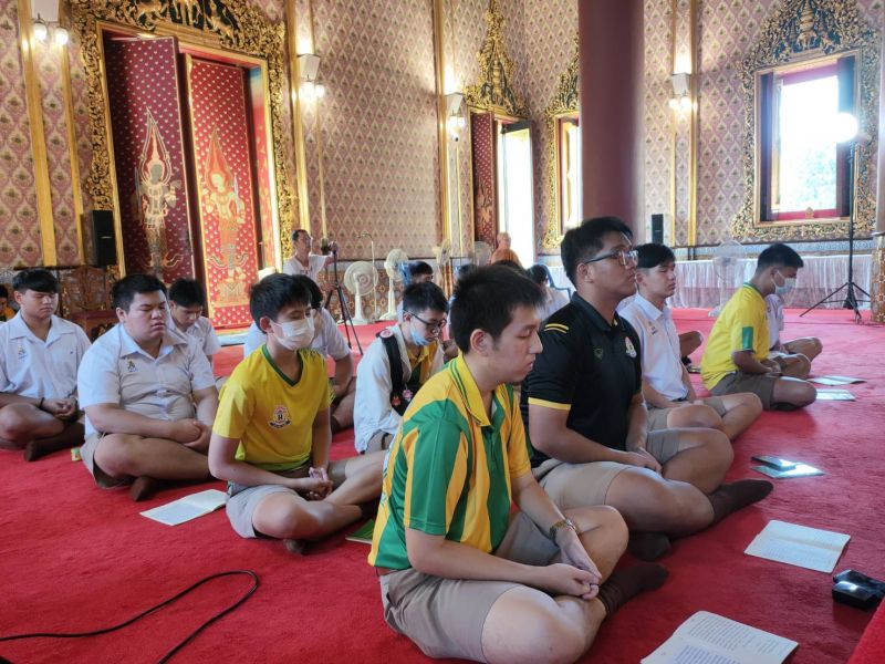 กิจกรรมทำบุญตักบาตรในช่วงเช้า ณ วัดเทพศิรินทราวาส