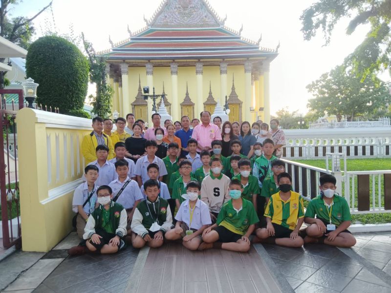 กิจกรรมทำบุญตักบาตรในช่วงเช้า ณ วัดเทพศิรินทราวาส
