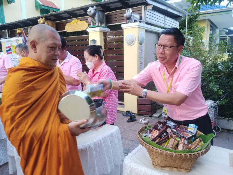 กิจกรรมทำบุญตักบาตรในช่วงเช้า ณ วัดเทพศิรินทราวาส