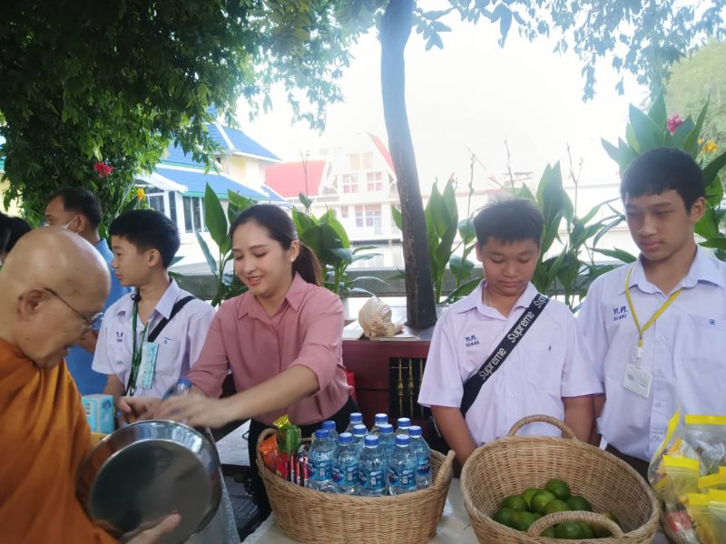 กิจกรรมทำบุญตักบาตรในช่วงเช้า ณ วัดเทพศิรินทราวาส
